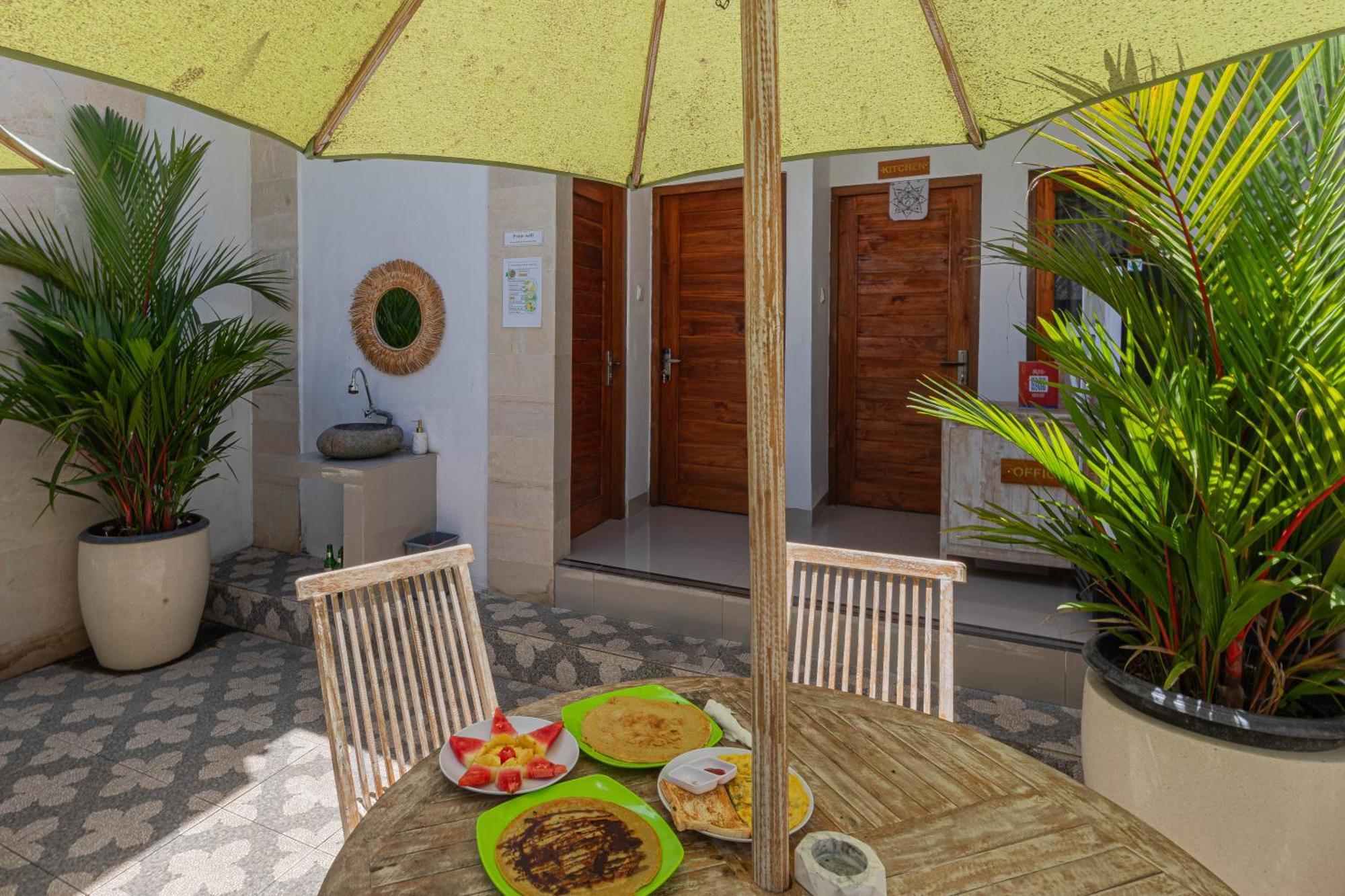 Seven Angels Villa And Hostel Toyapakeh Exterior photo